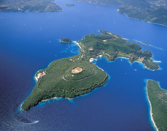 Χτίζει 22 βίλες στον Σκορπιό για ενοικίαση ο Ριμπολόφλεβ