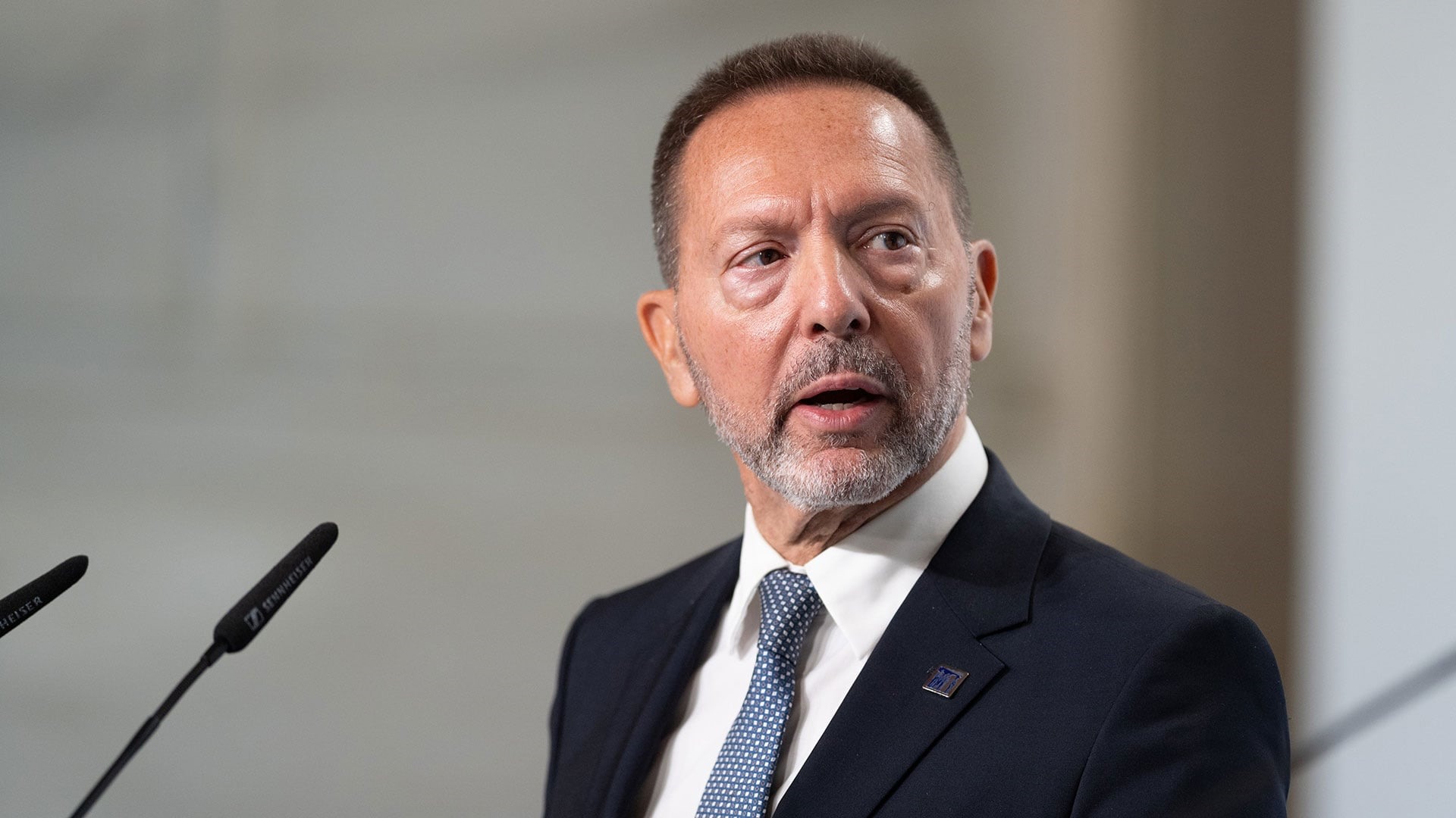 Στη Λάρισα προσκεκλημένος του ΣΘΕΒ ο Γιάννης Στουρνάρας