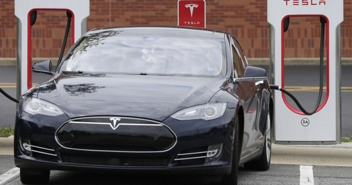 Tesla: ίδρυση ΙΚΕ και σταθμοί φόρτισης στην Κεντρική Ελλάδα