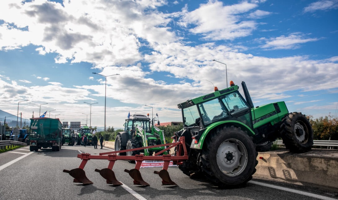 Αγροτικά μπλόκα: Πλήγμα σε τουρισμό, εμπόριο, βιομηχανία