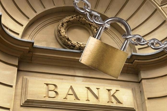 Οι τράπεζες κλείνουν φέτος 120 καταστήματα