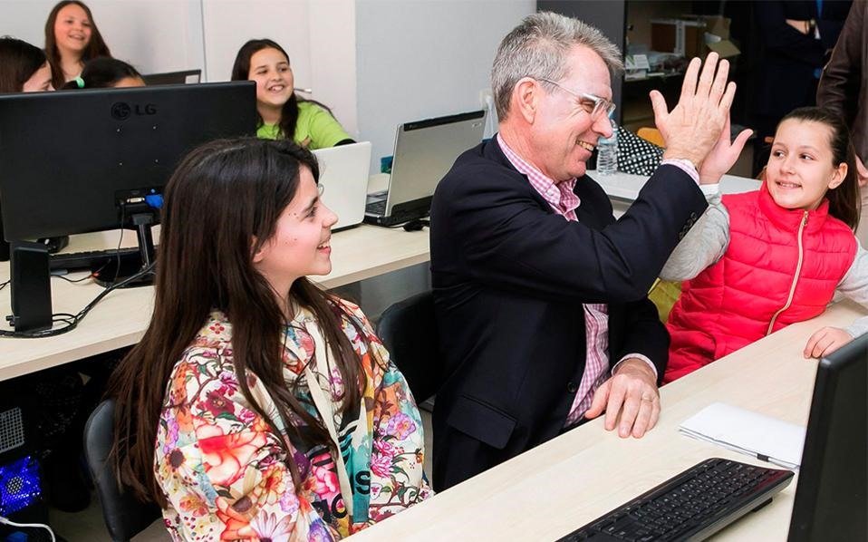 Ύμνοι του Αμερικανού πρέσβη μέ άρθρο του στην Καθημερινή για τα Τρίκαλα και την ΤΥΡΑΣ