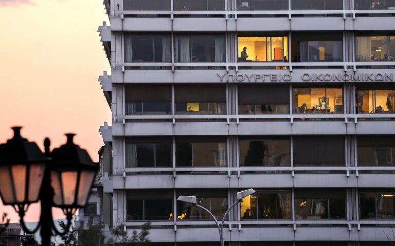 Στις 15.000 ευρώ η απαλλαγή ΦΠΑ για τους "μικρούς"