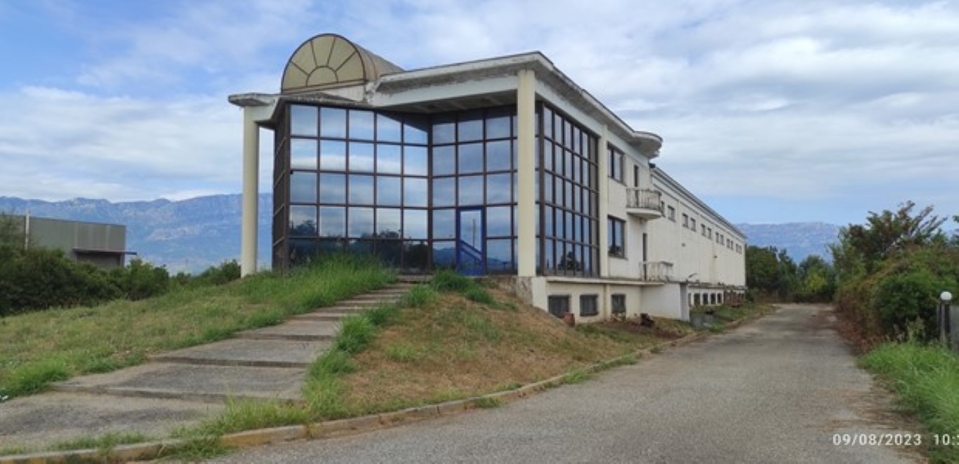 Ενοικιάζεται Επαγγελματικό Κτήριο στην Πηγή Τρικάλων