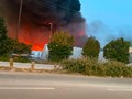 Μεγάλη πυρκαγιά στο εργοστάσιο της Καράτζης στη Λάρισα