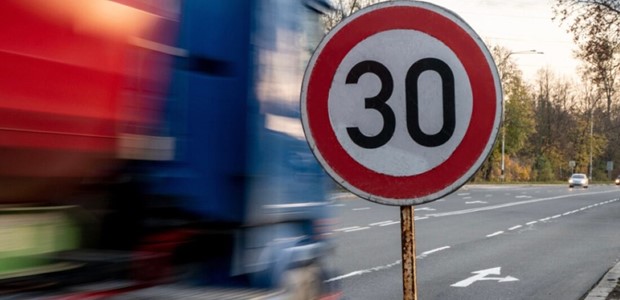 Στα 30 χιλιόμετρα η ανώτερη ταχύτητα για τα αυτοκίνητα 