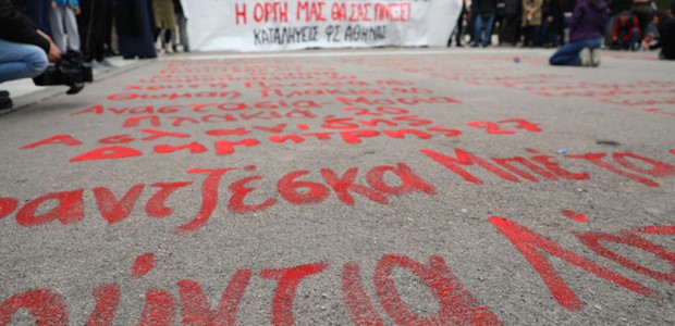 Τα ονόματα των 57 θυμάτων μπροστά στον Άγνωστο Στρατιώτη