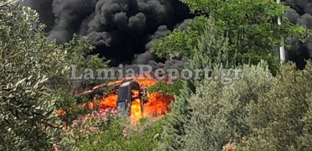 Στυλίδα: Λεωφορείο παραδόθηκε στις φλόγες (φωτο & video)