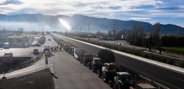 Έκλεισε η Ε.Ο. από αγρότες στην Αταλάντη 