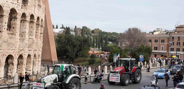 Στο κέντρο της Ρώμης οι αγρότες με τα τρακτέρ τους