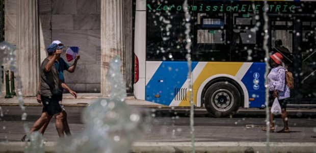 Σε κλοιό καύσωνα η χώρα 