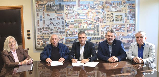 Aντικαθιστά αγωγούς ύδρευσης στα Πυροβολικά