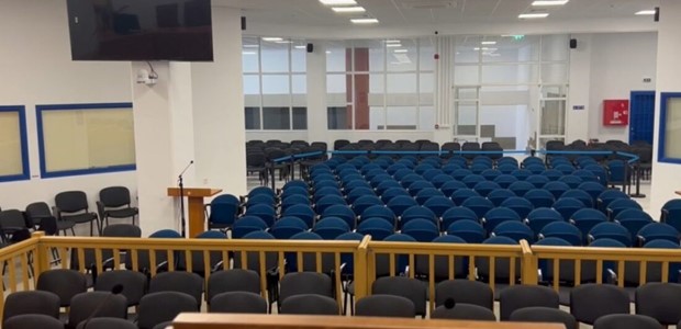 Το υπουργείο αντικατέστησε τον εργολάβο της αίθουσας