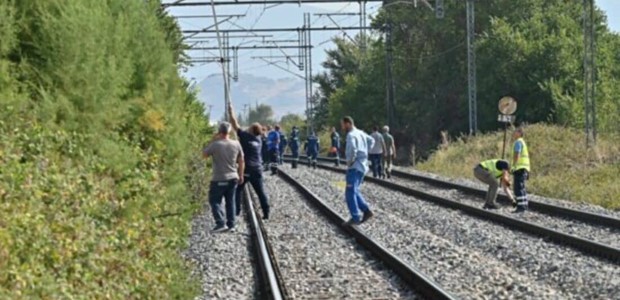 Καθισμένος σε καρέκλα πάνω στις γραμμές περίμενε το τρένο