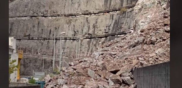 Συνεχίζεται η κατολίσθηση στη Γλύστρα