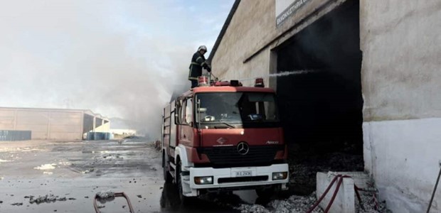 Tρίκαλα: Μεγάλη η καταστροφή στο εκκοκκιστήριο Καραγιώργου