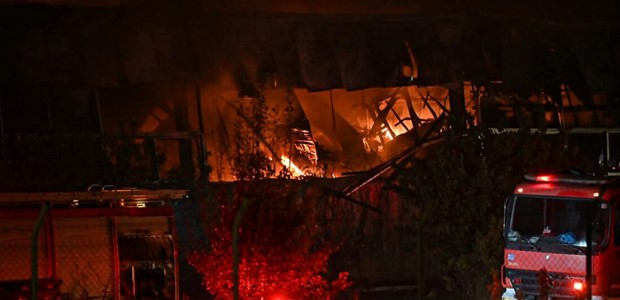 H φωτιά κατέστρεψε το ένα τέταρτο του εργοστασίου 