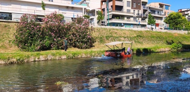 Καθαριότητα στον Ληθαίο με την ειδική βάρκα του Δήμου