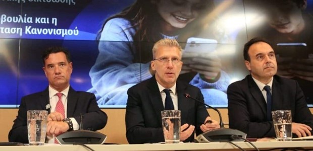Από 1η Ιανουαρίου ο κόφτης των παιδιών στα Social Media 