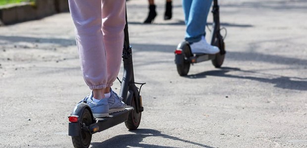 Ανήλικος με πατίνι παρέσυρε πεζό και τον εγκατέλειψε 