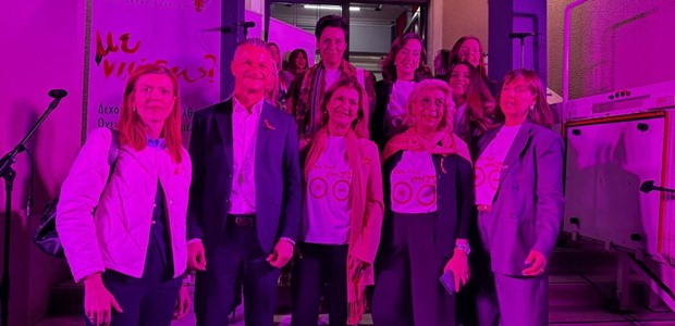 Ροζ μήνυμα πρόληψης και ελπίδας στο κέντρο της πόλης