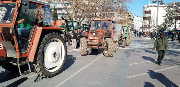 Έφτασαν στην Κεντρική πλατεία τα τρακτέρ των αγροτών