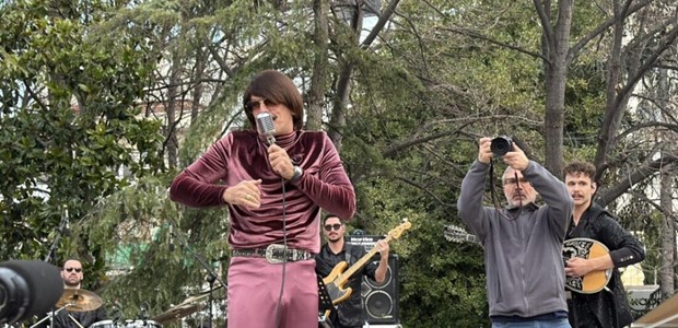 Ο Τόνι Σφήνος χρωματίζει την Τσικνοπέμπτη με ένα δικό του σόου