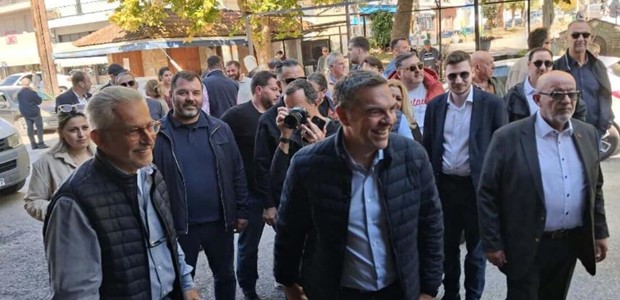 Συνάντηση Τσίπρα με κατοίκους στην πλατεία της κωμόπολης