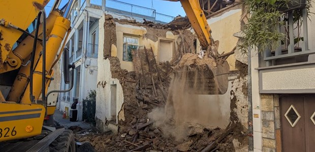 O Δήμος Λαρισαίων κατεδαφίζει επικίνδυνα κτίρια 
