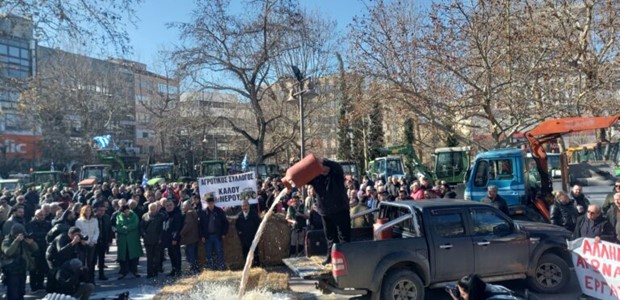 Λάρισα: Έριξαν γάλα στην Κεντρική πλατεία οι αγρότες 