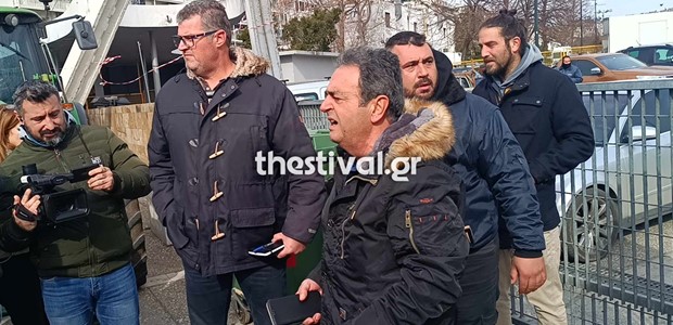 Αγρότες απέκλεισαν τη νότια πύλη της ΔΕΘ 