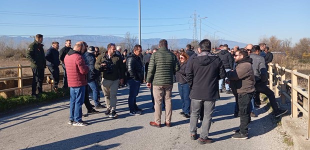 Oι αγρότες απέκλεισαν συμβολικά τη γέφυρα Πηνειού