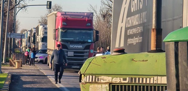 Οι αγρότες έκλεισαν και την παλιά εθνική οδό Λάρισας – Βόλου