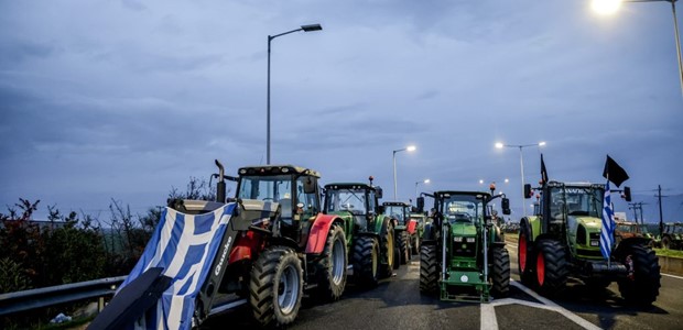 Βανδαλισμοί σε τρακτέρ αγροτών στο μπλόκο Νίκαιας