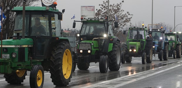 Πυκνώνουν τα μπλόκα με χιλιάδες τρακτέρ