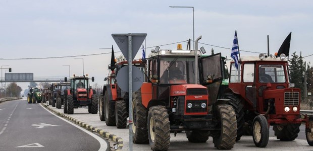 Παραμένουν στα μπλόκα οι αγρότες