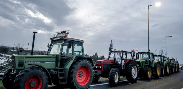 Oι αγρότες αποχωρούν από το μπλόκο της Νίκαιας 