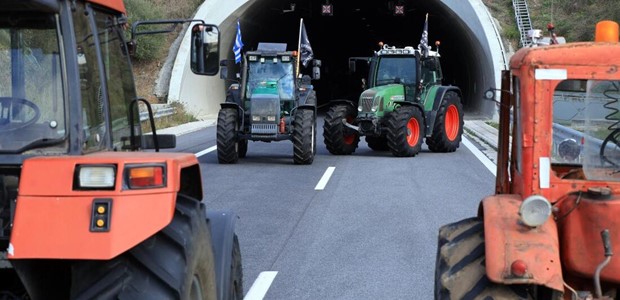 Οι αγρότες έκλεισαν τις σήραγγες των Τεμπών 