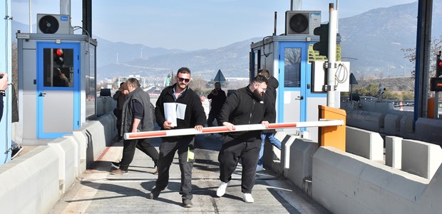 Aγρότες άνοιξαν συμβολικά τα διόδια στο Μακρυχώρι 