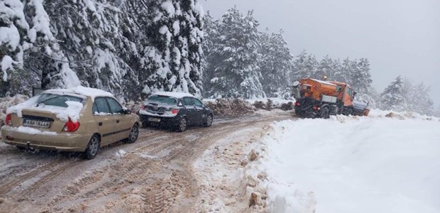 Απεγκλωβίστηκαν πέντε ΙΧ με οικογένειες