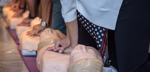 Η Περιφέρεια προχωράει στην αγορά 32 απινιδωτών