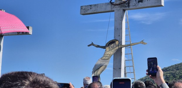 Συγκίνηση και κατάνυξη στην Ακολουθία της Αποκαθήλωσης