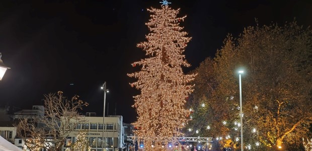 Φωταγωγήθηκε το υψηλότερο φυσικό χριστουγεννιάτικο δέντρο
