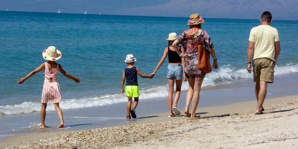 Μόλις 1 στους 2 Έλληνες θα πάει διακοπές