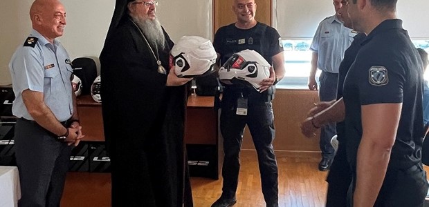 H Μητρόπολη δώρισε 40 κράνη μοτοσικλέτας