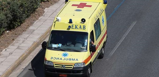 Σοβαρό τροχαίο με ανατροπή αυτοκινήτου στις Καρυές Τρικάλων