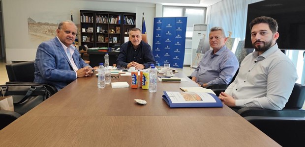 Ενισχύει τους στενούς δεσμούς με την ομογένεια των ΗΠΑ