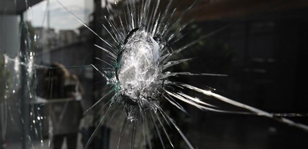 Έσπασαν την τζαμαρία με τσιμεντόλιθο και πήραν 150 ευρώ
