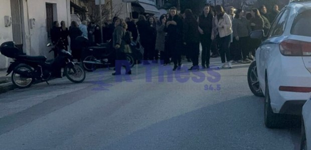 Εργαζόμενοι στο πλευρό του ιδιοκτήτη έξω από την Αστυνομία