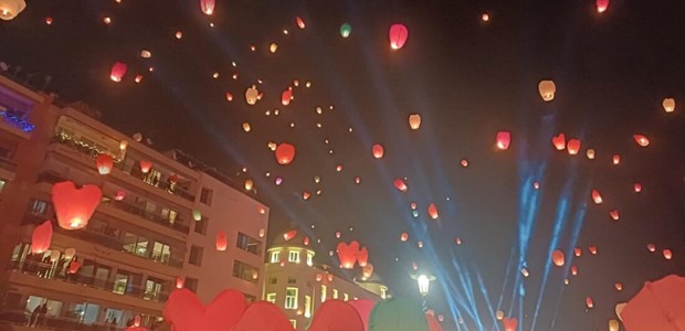 Χιλιάδες φαναράκια των ευχών κατέκλυσαν τον ουρανό 